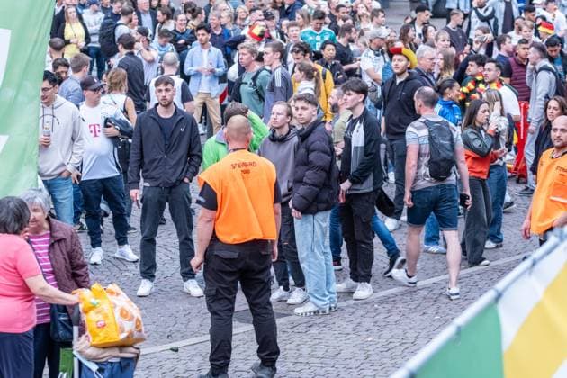 Auftakt zur Fußball Europameisterschaft in Deutschland . Auf dem Leipziger augustusplatz sind mehr als 15000 Menschen zusammengekommen um in der offiziellen Fanzone das Auftaktspiel Deutschland gegen Schottland zu schauen. Moderiert wurde der Abend vom MDR Moderator Tom Scheunemann Fanfest