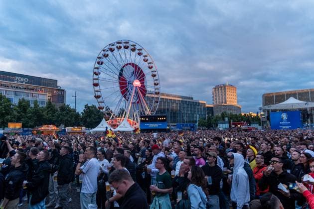 Auftakt zur Fußball Europameisterschaft in Deutschland . Auf dem Leipziger augustusplatz sind mehr als 15000 Menschen zusammengekommen um in der offiziellen Fanzone das Auftaktspiel Deutschland gegen Schottland zu schauen. Moderiert wurde der Abend vom MDR Moderator Tom Scheunemann Fanfest
