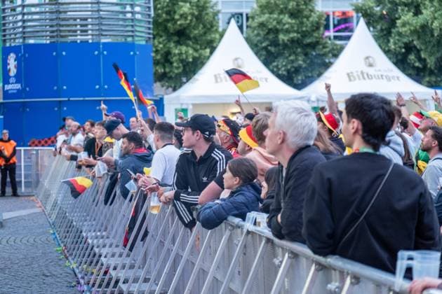 Auftakt zur Fußball Europameisterschaft in Deutschland . Auf dem Leipziger augustusplatz sind mehr als 15000 Menschen zusammengekommen um in der offiziellen Fanzone das Auftaktspiel Deutschland gegen Schottland zu schauen. Moderiert wurde der Abend vom MDR Moderator Tom Scheunemann Fanfest