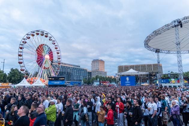 Auftakt zur Fußball Europameisterschaft in Deutschland . Auf dem Leipziger augustusplatz sind mehr als 15000 Menschen zusammengekommen um in der offiziellen Fanzone das Auftaktspiel Deutschland gegen Schottland zu schauen. Moderiert wurde der Abend vom MDR Moderator Tom Scheunemann Fanfest