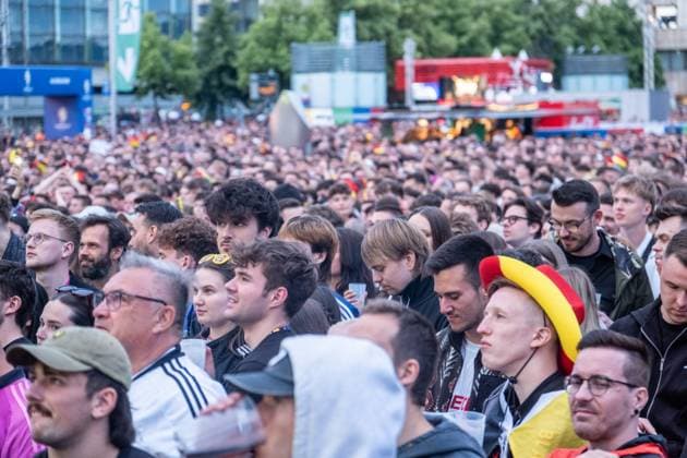 Auftakt zur Fußball Europameisterschaft in Deutschland . Auf dem Leipziger augustusplatz sind mehr als 15000 Menschen zusammengekommen um in der offiziellen Fanzone das Auftaktspiel Deutschland gegen Schottland zu schauen. Moderiert wurde der Abend vom MDR Moderator Tom Scheunemann Fanfest