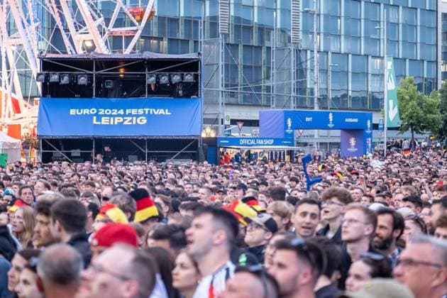 Auftakt zur Fußball Europameisterschaft in Deutschland . Auf dem Leipziger augustusplatz sind mehr als 15000 Menschen zusammengekommen um in der offiziellen Fanzone das Auftaktspiel Deutschland gegen Schottland zu schauen. Moderiert wurde der Abend vom MDR Moderator Tom Scheunemann Fanfest