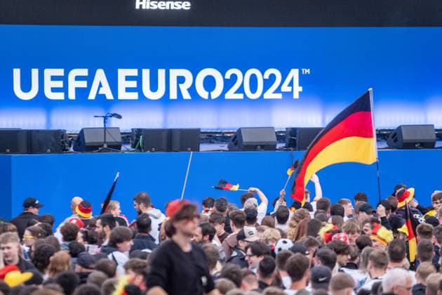 Auftakt zur Fußball Europameisterschaft in Deutschland . Auf dem Leipziger augustusplatz sind mehr als 15000 Menschen zusammengekommen um in der offiziellen Fanzone das Auftaktspiel Deutschland gegen Schottland zu schauen. Moderiert wurde der Abend vom MDR Moderator Tom Scheunemann Fanfest