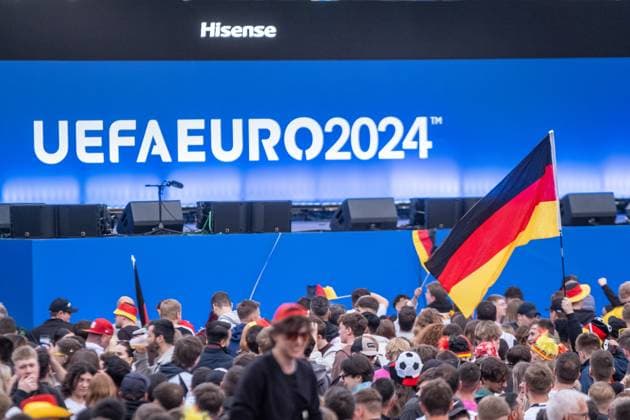Auftakt zur Fußball Europameisterschaft in Deutschland . Auf dem Leipziger augustusplatz sind mehr als 15000 Menschen zusammengekommen um in der offiziellen Fanzone das Auftaktspiel Deutschland gegen Schottland zu schauen. Moderiert wurde der Abend vom MDR Moderator Tom Scheunemann Fanfest