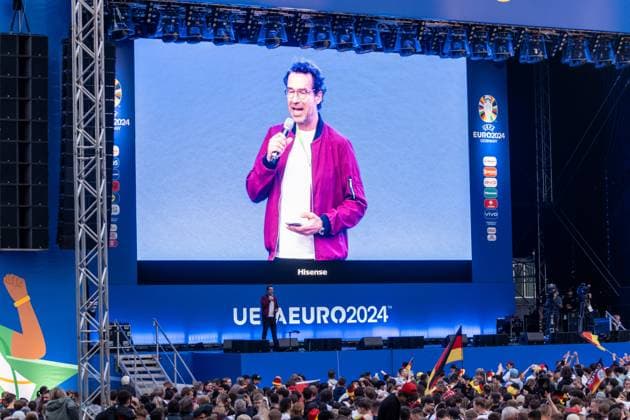 Auftakt zur Fußball Europameisterschaft in Deutschland . Auf dem Leipziger augustusplatz sind mehr als 15000 Menschen zusammengekommen um in der offiziellen Fanzone das Auftaktspiel Deutschland gegen Schottland zu schauen. Moderiert wurde der Abend vom MDR Moderator Tom Scheunemann Fanfest
