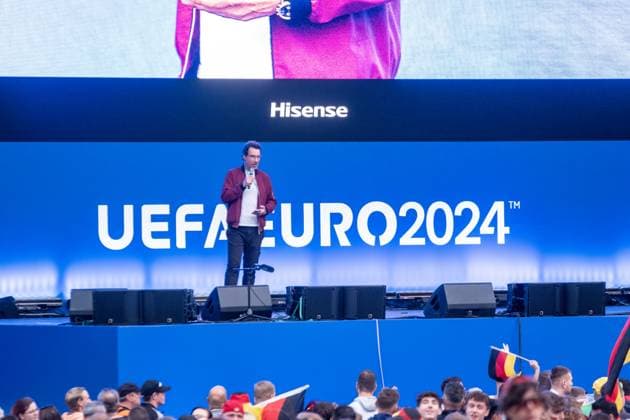 Auftakt zur Fußball Europameisterschaft in Deutschland . Auf dem Leipziger augustusplatz sind mehr als 15000 Menschen zusammengekommen um in der offiziellen Fanzone das Auftaktspiel Deutschland gegen Schottland zu schauen. Moderiert wurde der Abend vom MDR Moderator Tom Scheunemann Fanfest