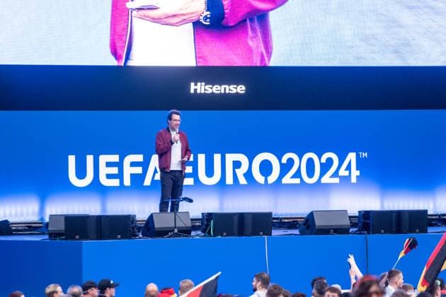 Auftakt zur Fußball Europameisterschaft in Deutschland . Auf dem Leipziger augustusplatz sind mehr als 15000 Menschen zusammengekommen um in der offiziellen Fanzone das Auftaktspiel Deutschland gegen Schottland zu schauen. Moderiert wurde der Abend vom MDR Moderator Tom Scheunemann Fanfest