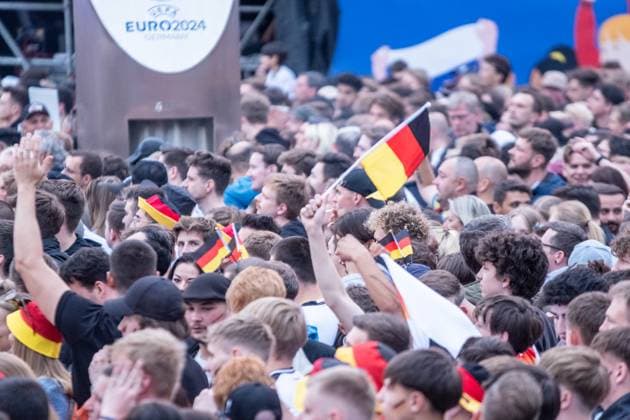 Auftakt zur Fußball Europameisterschaft in Deutschland . Auf dem Leipziger augustusplatz sind mehr als 15000 Menschen zusammengekommen um in der offiziellen Fanzone das Auftaktspiel Deutschland gegen Schottland zu schauen. Moderiert wurde der Abend vom MDR Moderator Tom Scheunemann Fanfest