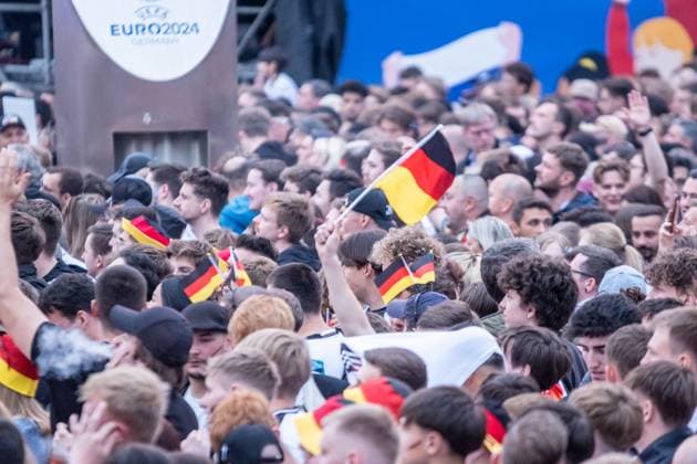 Auftakt zur Fußball Europameisterschaft in Deutschland . Auf dem Leipziger augustusplatz sind mehr als 15000 Menschen zusammengekommen um in der offiziellen Fanzone das Auftaktspiel Deutschland gegen Schottland zu schauen. Moderiert wurde der Abend vom MDR Moderator Tom Scheunemann Fanfest
