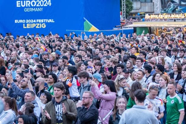 Auftakt zur Fußball Europameisterschaft in Deutschland . Auf dem Leipziger augustusplatz sind mehr als 15000 Menschen zusammengekommen um in der offiziellen Fanzone das Auftaktspiel Deutschland gegen Schottland zu schauen. Moderiert wurde der Abend vom MDR Moderator Tom Scheunemann Fanfest