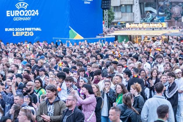 Auftakt zur Fußball Europameisterschaft in Deutschland . Auf dem Leipziger augustusplatz sind mehr als 15000 Menschen zusammengekommen um in der offiziellen Fanzone das Auftaktspiel Deutschland gegen Schottland zu schauen. Moderiert wurde der Abend vom MDR Moderator Tom Scheunemann Fanfest