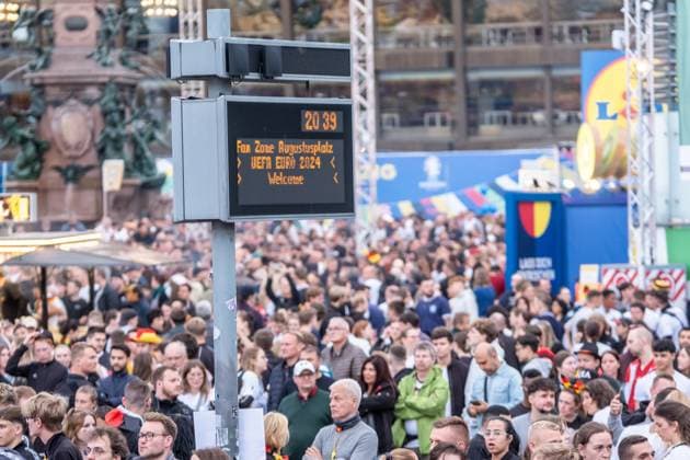 Auftakt zur Fußball Europameisterschaft in Deutschland . Auf dem Leipziger augustusplatz sind mehr als 15000 Menschen zusammengekommen um in der offiziellen Fanzone das Auftaktspiel Deutschland gegen Schottland zu schauen. Moderiert wurde der Abend vom MDR Moderator Tom Scheunemann Fanfest