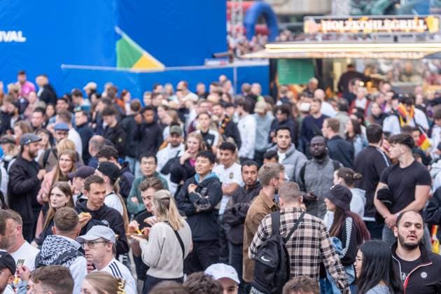 Auftakt zur Fußball Europameisterschaft in Deutschland . Auf dem Leipziger augustusplatz sind mehr als 15000 Menschen zusammengekommen um in der offiziellen Fanzone das Auftaktspiel Deutschland gegen Schottland zu schauen. Moderiert wurde der Abend vom MDR Moderator Tom Scheunemann Fanfest