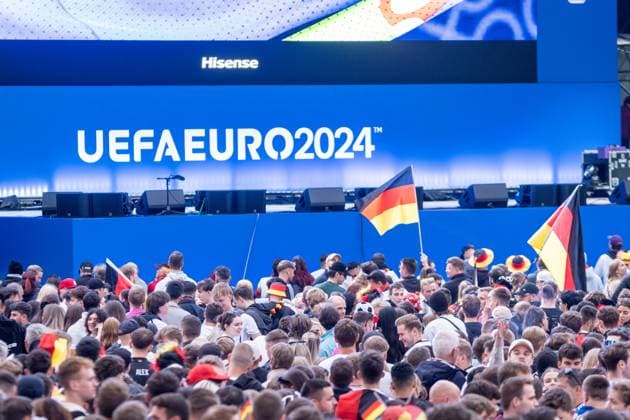 Auftakt zur Fußball Europameisterschaft in Deutschland . Auf dem Leipziger augustusplatz sind mehr als 15000 Menschen zusammengekommen um in der offiziellen Fanzone das Auftaktspiel Deutschland gegen Schottland zu schauen. Moderiert wurde der Abend vom MDR Moderator Tom Scheunemann Fanfest