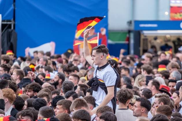 Auftakt zur Fußball Europameisterschaft in Deutschland . Auf dem Leipziger augustusplatz sind mehr als 15000 Menschen zusammengekommen um in der offiziellen Fanzone das Auftaktspiel Deutschland gegen Schottland zu schauen. Moderiert wurde der Abend vom MDR Moderator Tom Scheunemann Fanfest