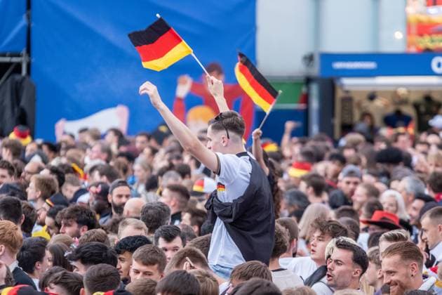 Auftakt zur Fußball Europameisterschaft in Deutschland . Auf dem Leipziger augustusplatz sind mehr als 15000 Menschen zusammengekommen um in der offiziellen Fanzone das Auftaktspiel Deutschland gegen Schottland zu schauen. Moderiert wurde der Abend vom MDR Moderator Tom Scheunemann Fanfest