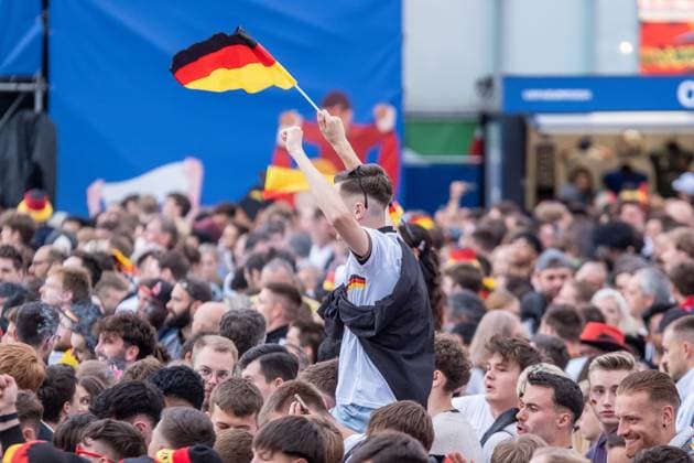 Auftakt zur Fußball Europameisterschaft in Deutschland . Auf dem Leipziger augustusplatz sind mehr als 15000 Menschen zusammengekommen um in der offiziellen Fanzone das Auftaktspiel Deutschland gegen Schottland zu schauen. Moderiert wurde der Abend vom MDR Moderator Tom Scheunemann Fanfest