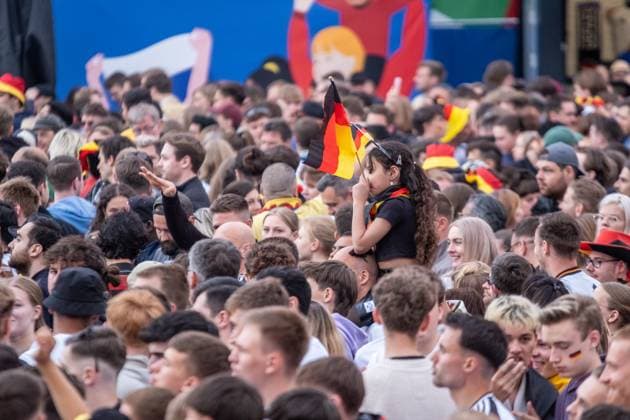 Auftakt zur Fußball Europameisterschaft in Deutschland . Auf dem Leipziger augustusplatz sind mehr als 15000 Menschen zusammengekommen um in der offiziellen Fanzone das Auftaktspiel Deutschland gegen Schottland zu schauen. Moderiert wurde der Abend vom MDR Moderator Tom Scheunemann Fanfest