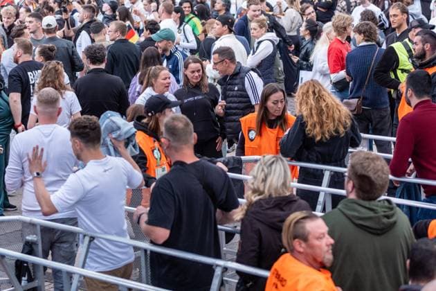 Auftakt zur Fußball Europameisterschaft in Deutschland . Auf dem Leipziger augustusplatz sind mehr als 15000 Menschen zusammengekommen um in der offiziellen Fanzone das Auftaktspiel Deutschland gegen Schottland zu schauen. Moderiert wurde der Abend vom MDR Moderator Tom Scheunemann Fanfest