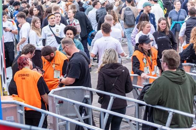 Auftakt zur Fußball Europameisterschaft in Deutschland . Auf dem Leipziger augustusplatz sind mehr als 15000 Menschen zusammengekommen um in der offiziellen Fanzone das Auftaktspiel Deutschland gegen Schottland zu schauen. Moderiert wurde der Abend vom MDR Moderator Tom Scheunemann Fanfest