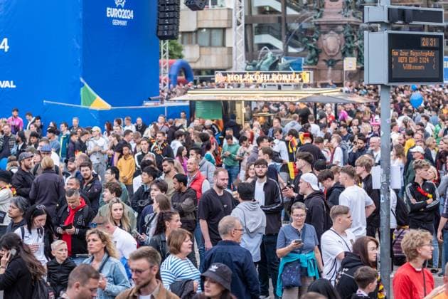 Auftakt zur Fußball Europameisterschaft in Deutschland . Auf dem Leipziger augustusplatz sind mehr als 15000 Menschen zusammengekommen um in der offiziellen Fanzone das Auftaktspiel Deutschland gegen Schottland zu schauen. Moderiert wurde der Abend vom MDR Moderator Tom Scheunemann Fanfest