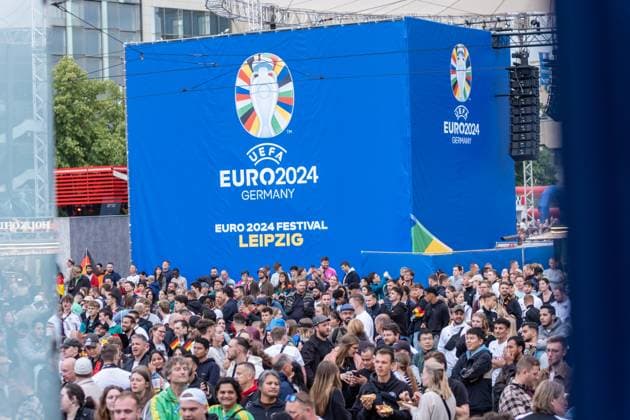 Auftakt zur Fußball Europameisterschaft in Deutschland . Auf dem Leipziger augustusplatz sind mehr als 15000 Menschen zusammengekommen um in der offiziellen Fanzone das Auftaktspiel Deutschland gegen Schottland zu schauen. Moderiert wurde der Abend vom MDR Moderator Tom Scheunemann Fanfest