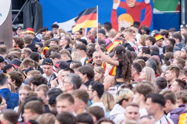 Auftakt zur Fußball Europameisterschaft in Deutschland . Auf dem Leipziger augustusplatz sind mehr als 15000 Menschen zusammengekommen um in der offiziellen Fanzone das Auftaktspiel Deutschland gegen Schottland zu schauen. Moderiert wurde der Abend vom MDR Moderator Tom Scheunemann Fanfest