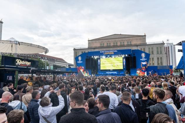 Auftakt zur Fußball Europameisterschaft in Deutschland . Auf dem Leipziger augustusplatz sind mehr als 15000 Menschen zusammengekommen um in der offiziellen Fanzone das Auftaktspiel Deutschland gegen Schottland zu schauen. Moderiert wurde der Abend vom MDR Moderator Tom Scheunemann Fanfest