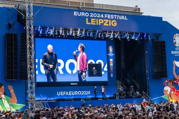 Auftakt zur Fußball Europameisterschaft in Deutschland . Auf dem Leipziger augustusplatz sind mehr als 15000 Menschen zusammengekommen um in der offiziellen Fanzone das Auftaktspiel Deutschland gegen Schottland zu schauen. Moderiert wurde der Abend vom MDR Moderator Tom Scheunemann Fanfest