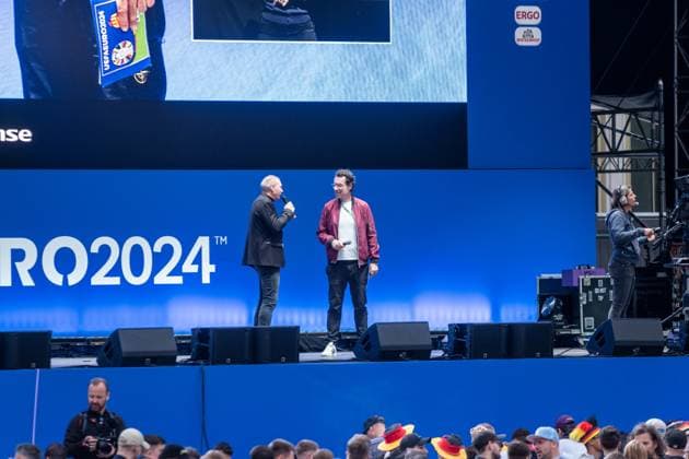 Auftakt zur Fußball Europameisterschaft in Deutschland . Auf dem Leipziger augustusplatz sind mehr als 15000 Menschen zusammengekommen um in der offiziellen Fanzone das Auftaktspiel Deutschland gegen Schottland zu schauen. Moderiert wurde der Abend vom MDR Moderator Tom Scheunemann Fanfest