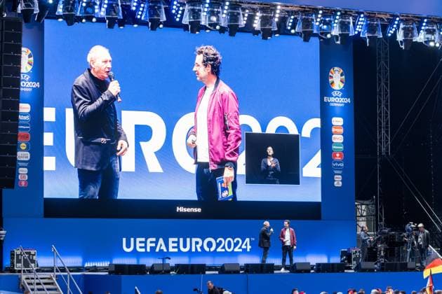 Auftakt zur Fußball Europameisterschaft in Deutschland . Auf dem Leipziger augustusplatz sind mehr als 15000 Menschen zusammengekommen um in der offiziellen Fanzone das Auftaktspiel Deutschland gegen Schottland zu schauen. Moderiert wurde der Abend vom MDR Moderator Tom Scheunemann Fanfest