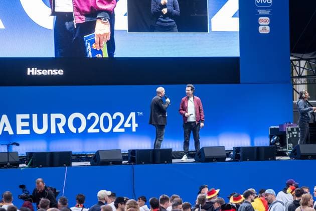 Auftakt zur Fußball Europameisterschaft in Deutschland . Auf dem Leipziger augustusplatz sind mehr als 15000 Menschen zusammengekommen um in der offiziellen Fanzone das Auftaktspiel Deutschland gegen Schottland zu schauen. Moderiert wurde der Abend vom MDR Moderator Tom Scheunemann Fanfest