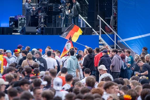 Auftakt zur Fußball Europameisterschaft in Deutschland . Auf dem Leipziger augustusplatz sind mehr als 15000 Menschen zusammengekommen um in der offiziellen Fanzone das Auftaktspiel Deutschland gegen Schottland zu schauen. Moderiert wurde der Abend vom MDR Moderator Tom Scheunemann Fanfest