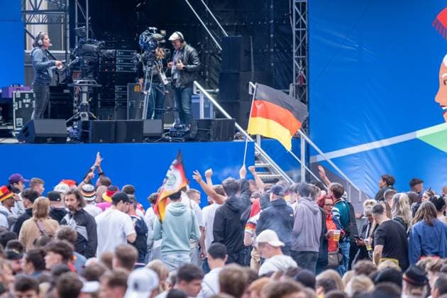 Auftakt zur Fußball Europameisterschaft in Deutschland . Auf dem Leipziger augustusplatz sind mehr als 15000 Menschen zusammengekommen um in der offiziellen Fanzone das Auftaktspiel Deutschland gegen Schottland zu schauen. Moderiert wurde der Abend vom MDR Moderator Tom Scheunemann Fanfest