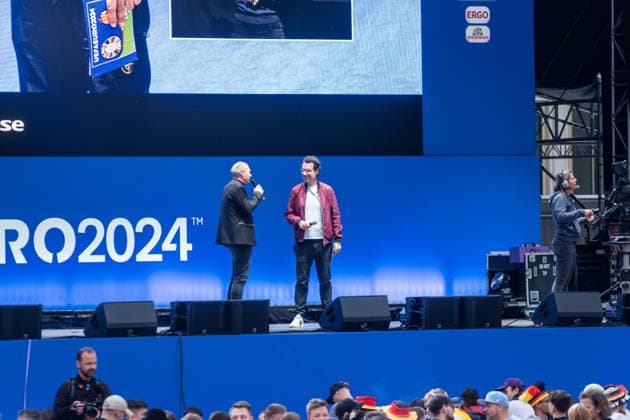 Auftakt zur Fußball Europameisterschaft in Deutschland . Auf dem Leipziger augustusplatz sind mehr als 15000 Menschen zusammengekommen um in der offiziellen Fanzone das Auftaktspiel Deutschland gegen Schottland zu schauen. Moderiert wurde der Abend vom MDR Moderator Tom Scheunemann Fanfest