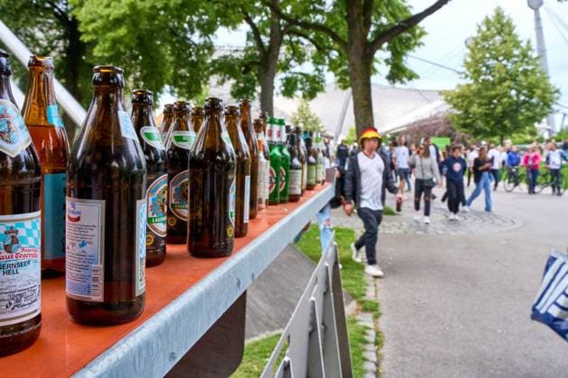 leere Bierflaschen nach dem Fußballspiel der Fußball-Europameisterschaft Euro 2024 in München, Konzept Alkohol, bzw. Bier und Verschmutzung