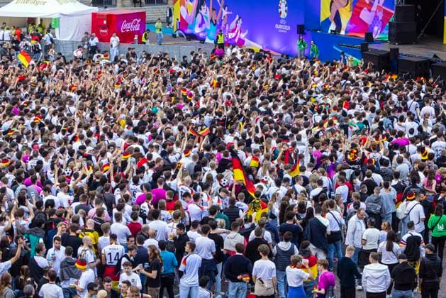Public Viewing in Stuttgart. Deutschland - Schottland 5:1. 25.000 Menschen feiern auf der Fanmeile am Schlossplatz die deutsche Fußball Nationalmannschaft. Motto zur UEFA EURO 2024: Die ganze Stadt ein Stadion. 14.06.2024: Stuttgart, Baden-Württemberg, Deutschland, Europa