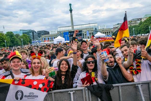 Public Viewing in Stuttgart. Deutschland - Schottland 5:1. 25.000 Menschen feiern auf der Fanmeile am Schlossplatz die deutsche Fußball Nationalmannschaft. Motto zur UEFA EURO 2024: Die ganze Stadt ein Stadion. 14.06.2024: Stuttgart, Baden-Württemberg, Deutschland, Europa
