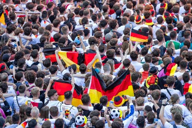 Public Viewing in Stuttgart. Deutschland - Schottland 5:1. 25.000 Menschen feiern auf der Fanmeile am Schlossplatz die deutsche Fußball Nationalmannschaft. Motto zur UEFA EURO 2024: Die ganze Stadt ein Stadion. 14.06.2024: Stuttgart, Baden-Württemberg, Deutschland, Europa