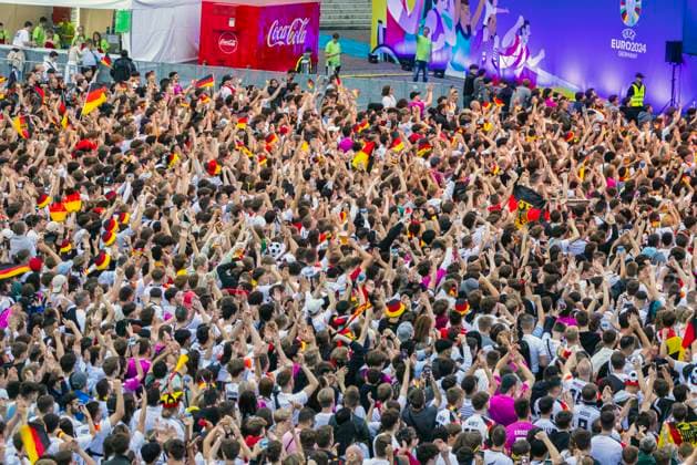 Public Viewing in Stuttgart. Deutschland - Schottland 5:1. 25.000 Menschen feiern auf der Fanmeile am Schlossplatz die deutsche Fußball Nationalmannschaft. Motto zur UEFA EURO 2024: Die ganze Stadt ein Stadion. 14.06.2024: Stuttgart, Baden-Württemberg, Deutschland, Europa