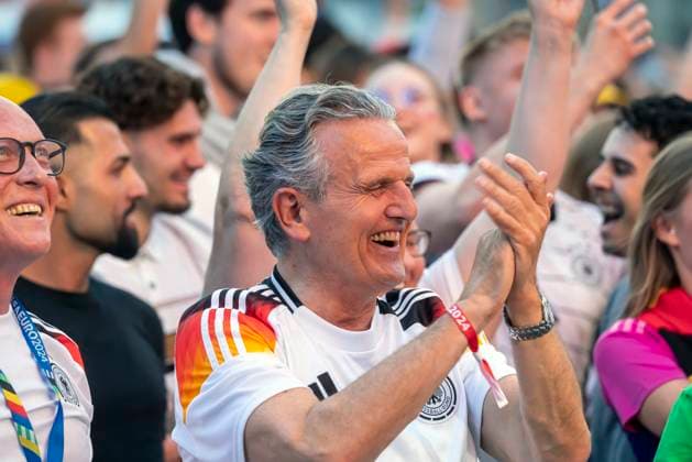 Oberbürgermeister Dr. Frank Nopper (CDU) im Deutschland-Trikot auf der Fanmeile. Public Viewing in Stuttgart. Deutschland - Schottland 5:1. 25.000 Menschen feiern auf der Fanmeile am Schlossplatz die deutsche Fußball Nationalmannschaft. Motto zur UEFA EURO 2024: Die ganze Stadt ein Stadion. 14.06.2024: Stuttgart, Baden-Württemberg, Deutschland, Europa