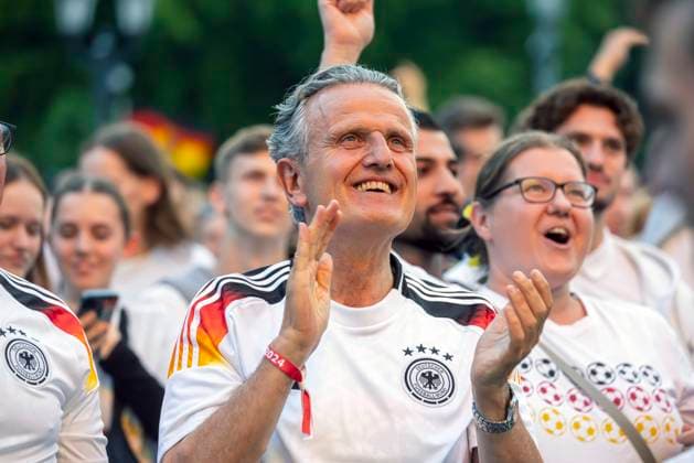 Oberbürgermeister Dr. Frank Nopper (CDU) im Deutschland-Trikot auf der Fanmeile. Public Viewing in Stuttgart. Deutschland - Schottland 5:1. 25.000 Menschen feiern auf der Fanmeile am Schlossplatz die deutsche Fußball Nationalmannschaft. Motto zur UEFA EURO 2024: Die ganze Stadt ein Stadion. 14.06.2024: Stuttgart, Baden-Württemberg, Deutschland, Europa
