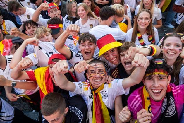 Public Viewing in Stuttgart. Deutschland - Schottland 5:1. 25.000 Menschen feiern auf der Fanmeile am Schlossplatz die deutsche Fußball Nationalmannschaft. Motto zur UEFA EURO 2024: Die ganze Stadt ein Stadion. 14.06.2024: Stuttgart, Baden-Württemberg, Deutschland, Europa