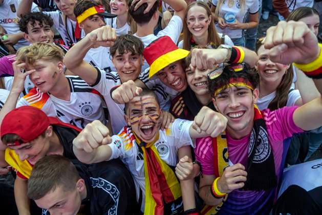 Public Viewing in Stuttgart. Deutschland - Schottland 5:1. 25.000 Menschen feiern auf der Fanmeile am Schlossplatz die deutsche Fußball Nationalmannschaft. Motto zur UEFA EURO 2024: Die ganze Stadt ein Stadion. 14.06.2024: Stuttgart, Baden-Württemberg, Deutschland, Europa