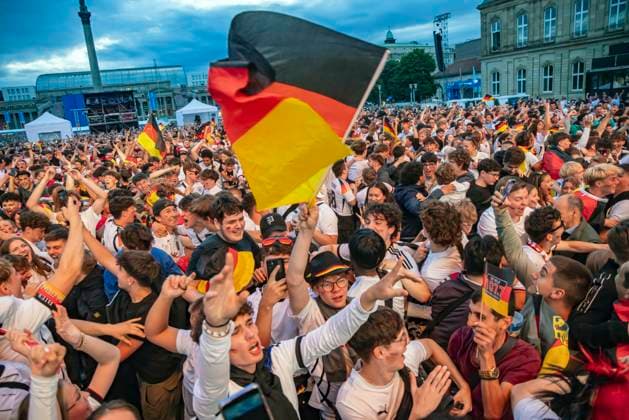 Public Viewing in Stuttgart. Deutschland - Schottland 5:1. 25.000 Menschen feiern auf der Fanmeile am Schlossplatz die deutsche Fußball Nationalmannschaft. Motto zur UEFA EURO 2024: Die ganze Stadt ein Stadion. 14.06.2024: Stuttgart, Baden-Württemberg, Deutschland, Europa