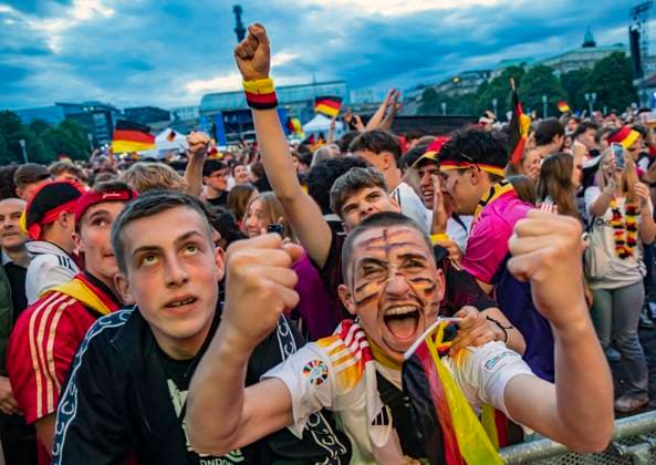 Public Viewing in Stuttgart. Deutschland - Schottland 5:1. 25.000 Menschen feiern auf der Fanmeile am Schlossplatz die deutsche Fußball Nationalmannschaft. Motto zur UEFA EURO 2024: Die ganze Stadt ein Stadion. 14.06.2024: Stuttgart, Baden-Württemberg, Deutschland, Europa