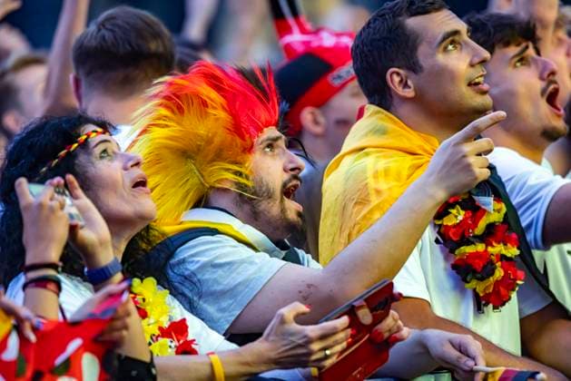 Public Viewing in Stuttgart. Deutschland - Schottland 5:1. 25.000 Menschen feiern auf der Fanmeile am Schlossplatz die deutsche Fußball Nationalmannschaft. Motto zur UEFA EURO 2024: Die ganze Stadt ein Stadion. 14.06.2024: Stuttgart, Baden-Württemberg, Deutschland, Europa