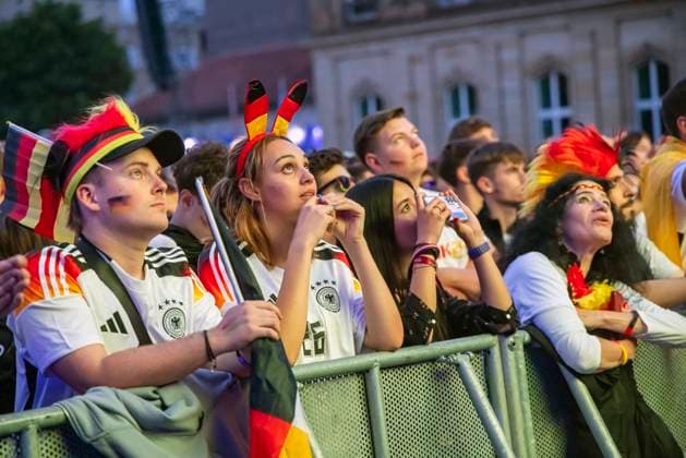 Public Viewing in Stuttgart. Deutschland - Schottland 5:1. 25.000 Menschen feiern auf der Fanmeile am Schlossplatz die deutsche Fußball Nationalmannschaft. Motto zur UEFA EURO 2024: Die ganze Stadt ein Stadion. 14.06.2024: Stuttgart, Baden-Württemberg, Deutschland, Europa