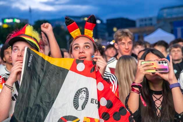 Public Viewing in Stuttgart. Deutschland - Schottland 5:1. 25.000 Menschen feiern auf der Fanmeile am Schlossplatz die deutsche Fußball Nationalmannschaft. Motto zur UEFA EURO 2024: Die ganze Stadt ein Stadion. 14.06.2024: Stuttgart, Baden-Württemberg, Deutschland, Europa