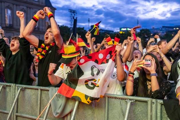 Public Viewing in Stuttgart. Deutschland - Schottland 5:1. 25.000 Menschen feiern auf der Fanmeile am Schlossplatz die deutsche Fußball Nationalmannschaft. Motto zur UEFA EURO 2024: Die ganze Stadt ein Stadion. 14.06.2024: Stuttgart, Baden-Württemberg, Deutschland, Europa